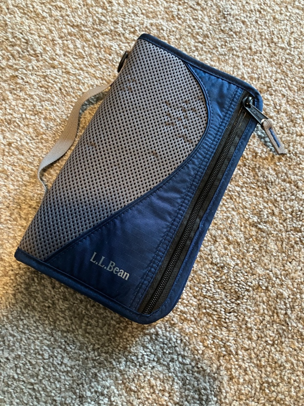 L.L.BEAN UNISEX TRAVEL DOCUMENT HOLDER
